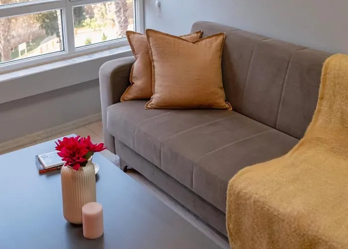 Daire Modern Amber Apartment & Prime Old Town Location