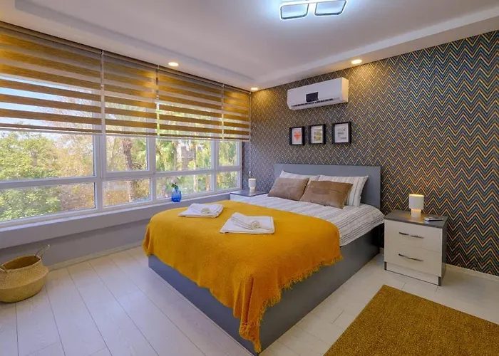 Modern Amber Apartment & Prime Old Town Location Daire