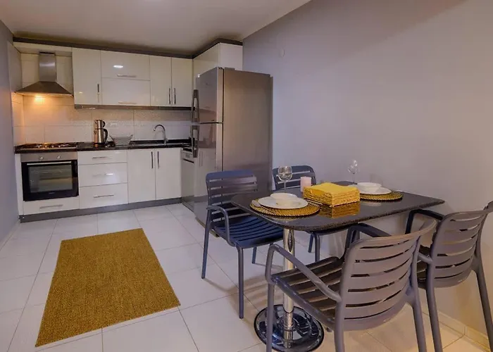 Modern Amber Apartment & Prime Old Town Location *