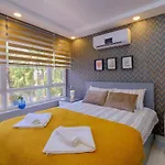 Hadrian Modern Amber Apartment In Prime Old Town Location *
