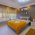 Modern Amber & Prime Old Town Location Apartamento