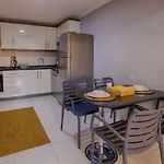 Hadrian Modern Amber Apartment In Prime Old Town Location *