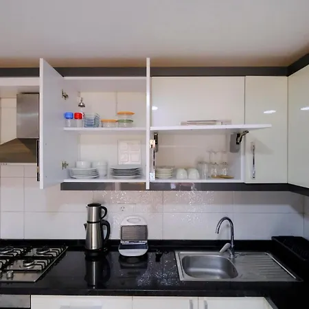 Hadrian Modern Amber In Prime Old Town Location 아파트 *