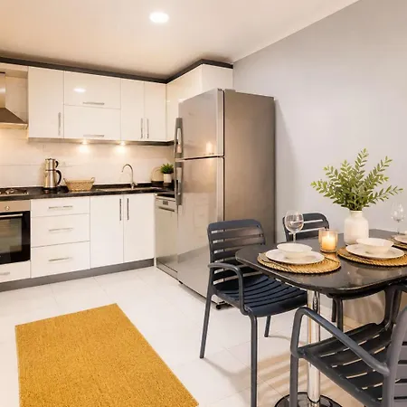 Hadrian Modern Amber In Prime Old Town Location *