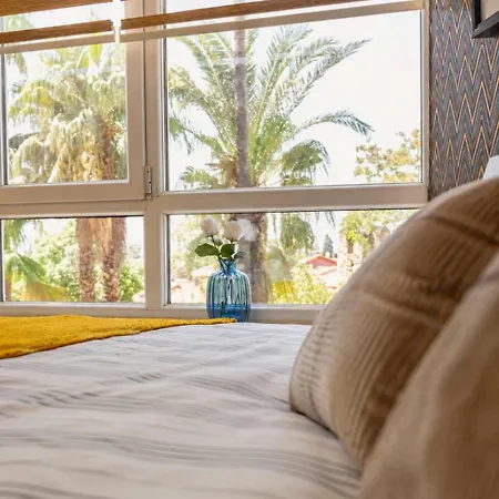 Апартаменты Hadrian Modern Amber In Prime Old Town Location
