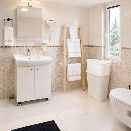 Hadrian Modern Amber In Prime Old Town Location *