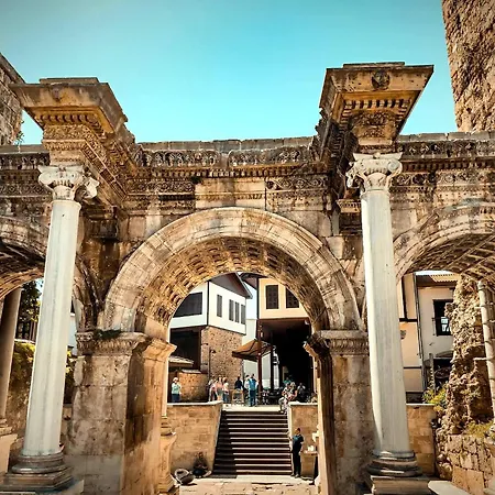 Апартаменты Hadrian Modern Amber In Prime Old Town Location