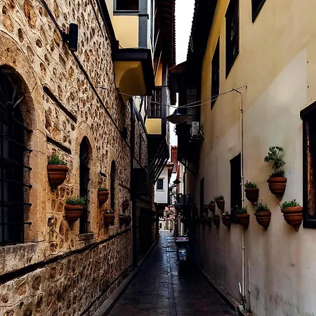 Hadrian Modern Amber In Prime Old Town Location Апартаменты