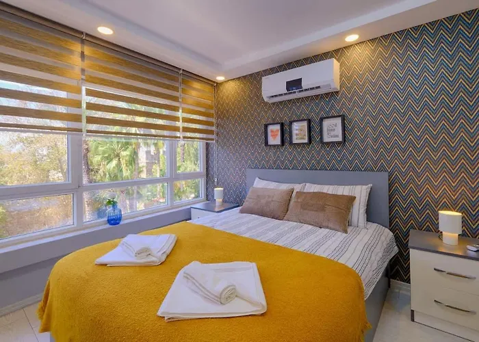 Modern Amber Apartment & Prime Old Town Location *