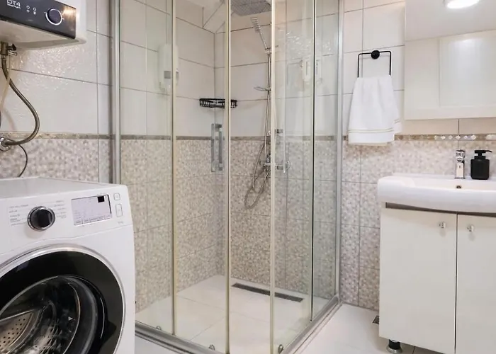 Modern Amber Apartment & Prime Old Town Location
