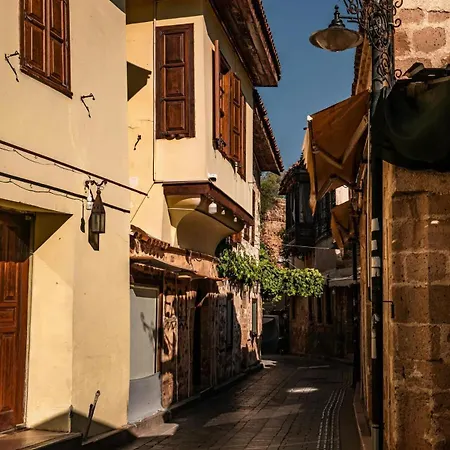Hadrian Modern Amber In Prime Old Town Location *